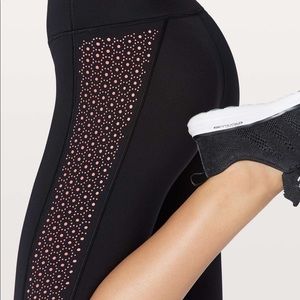 NWT 🍋Lululemon Black crops🍋